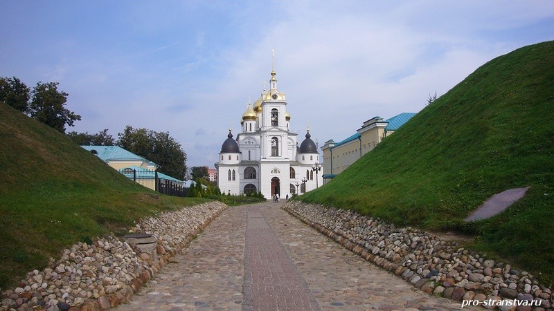 Вид на Успенский собор дмитровского кремля