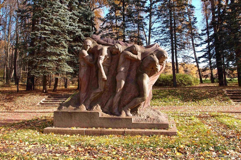 Памятник "Похороны вождя"
