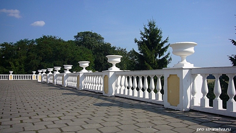 Вазы на балюстраде.