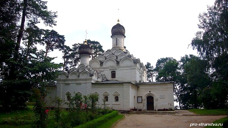 Красивая усадебная церковь
