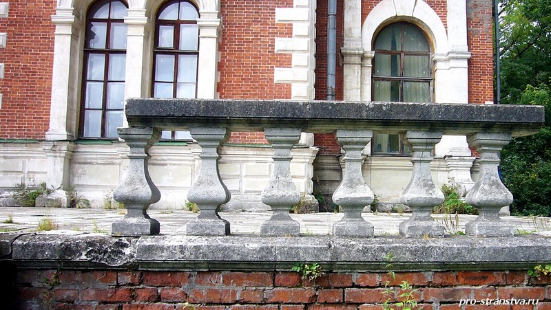 Следы разрухи в старинной усадьбе