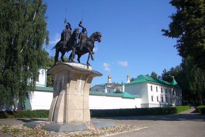 Памятник у стен Борисоглебского монастыря