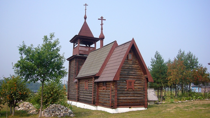 Деревянная церковь у дороги