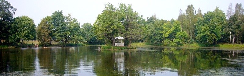 Беседка на пруду