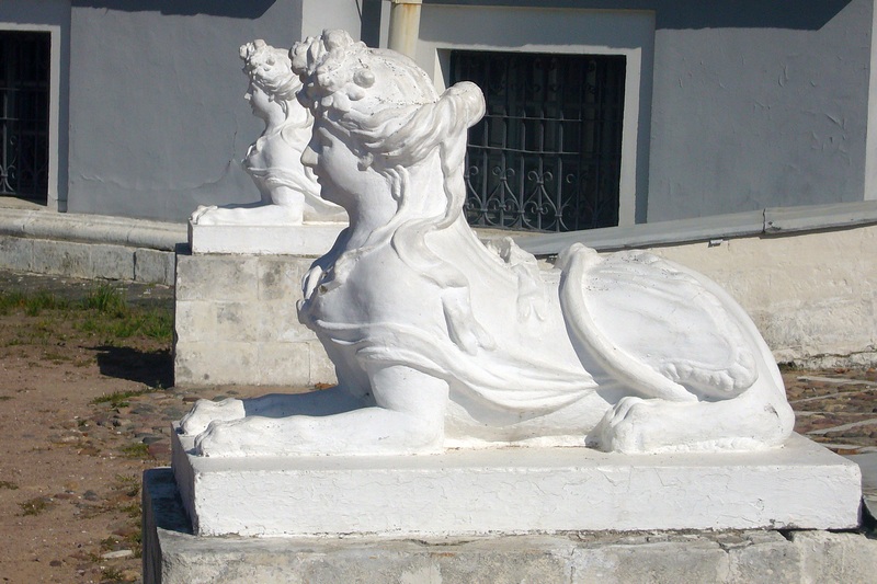 Сфинксы у дворца
