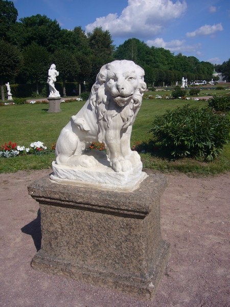 Скульптура льва