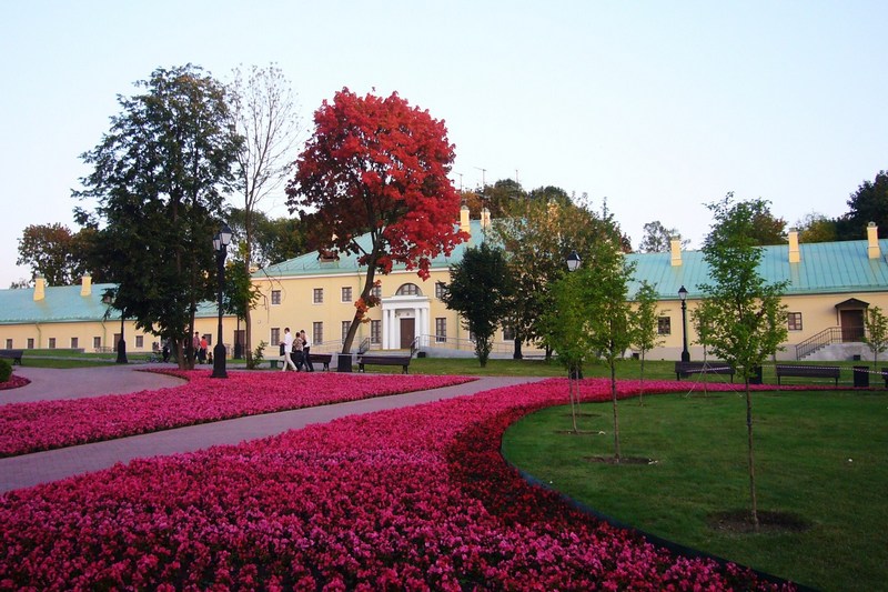Клумба перед оранжереей