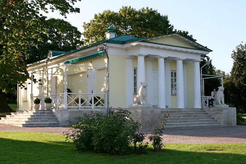 Павильон с львицами