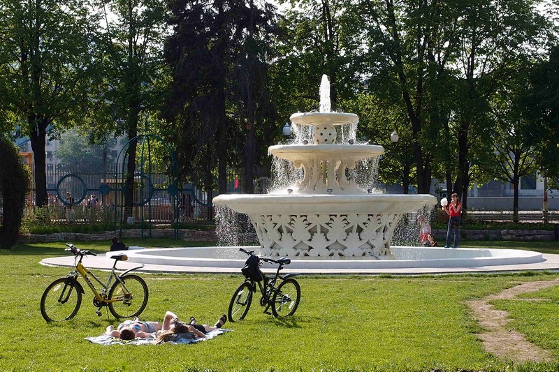 Фонтан, велосипеды и загорающие