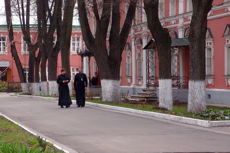 Монахи у кельи