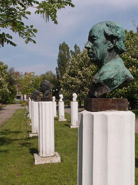 Ряд бюстов