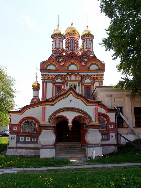 Храм рядом с палатами