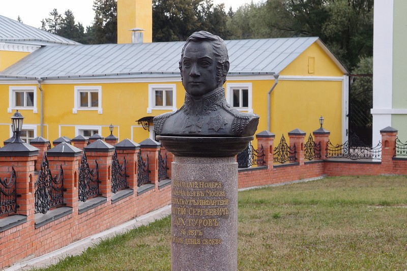 Памятник на могиле Дохтурова