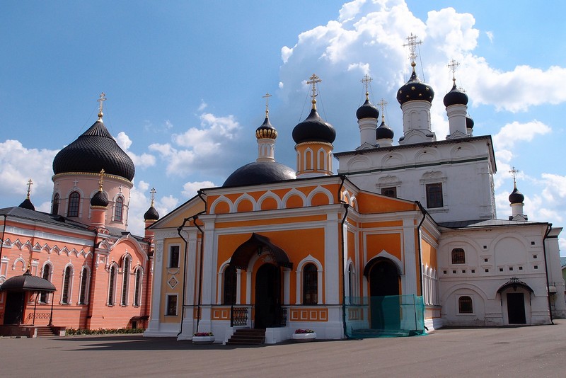 Яркая Знаменская церковь