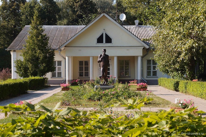 Памятник Чехову в Мелихово