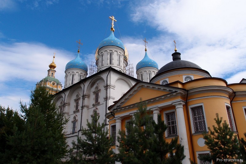 Храмы в монастыре