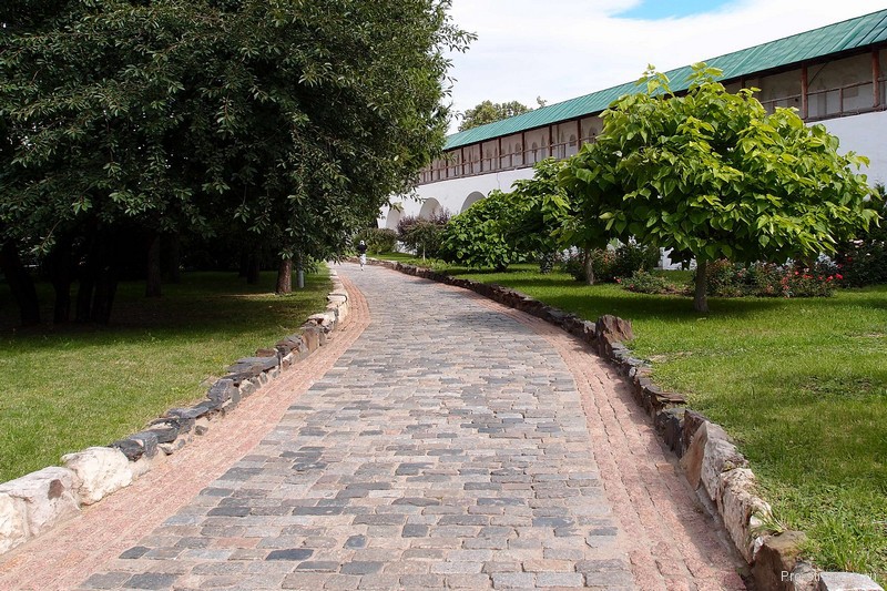 Дорожка, вымощенная камнем