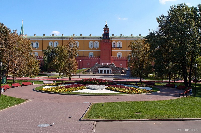 Клумба у грота