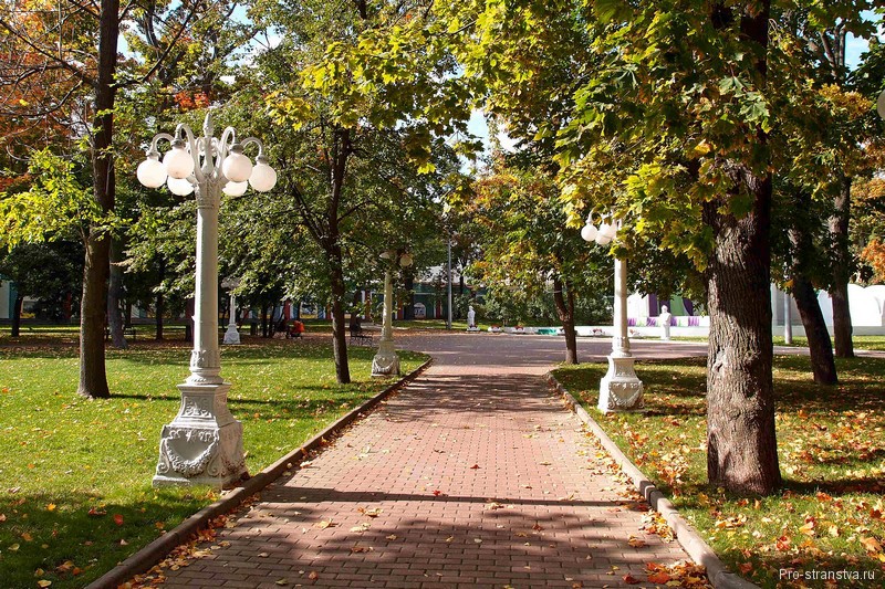 Аллея в парке