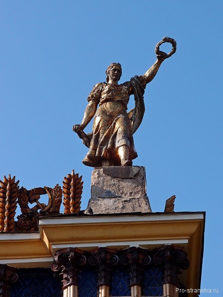 Золотая девушка на крыше
