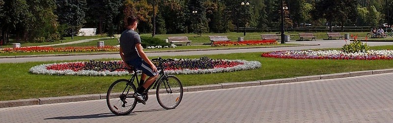 Велосипедист у цветника