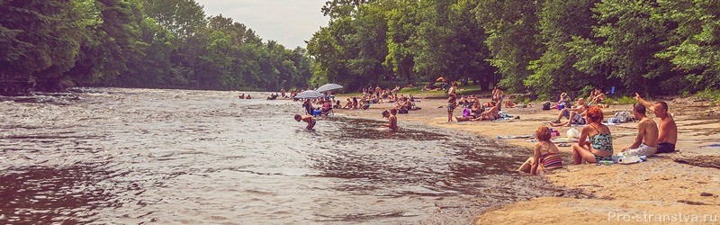 Отдыхающие на берегу реки