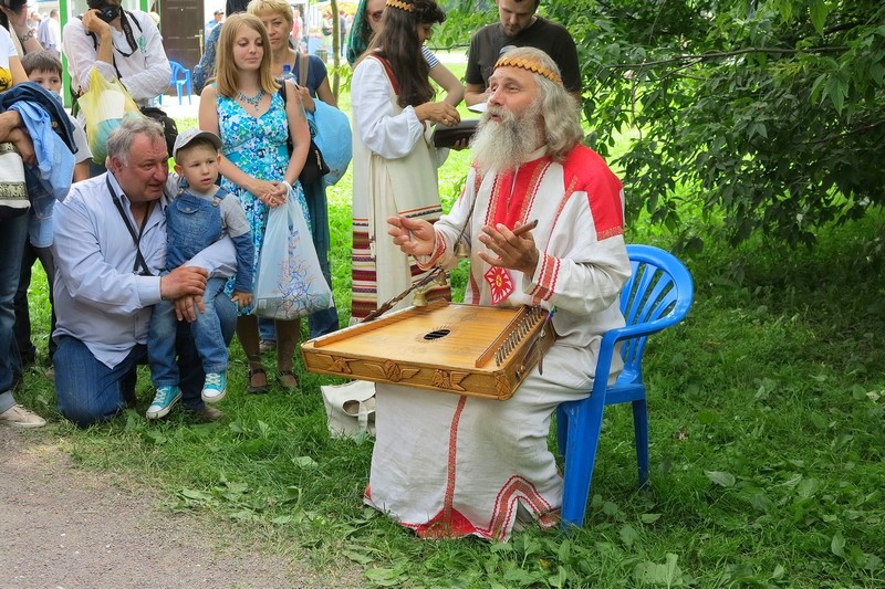 Пение под аккомпанемент гуслей