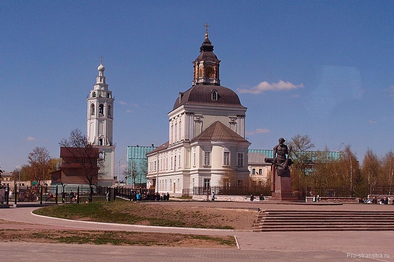 Памятник Демидову у храма