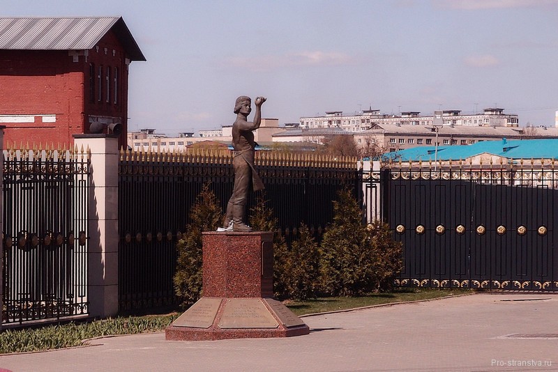 Памятник Левше