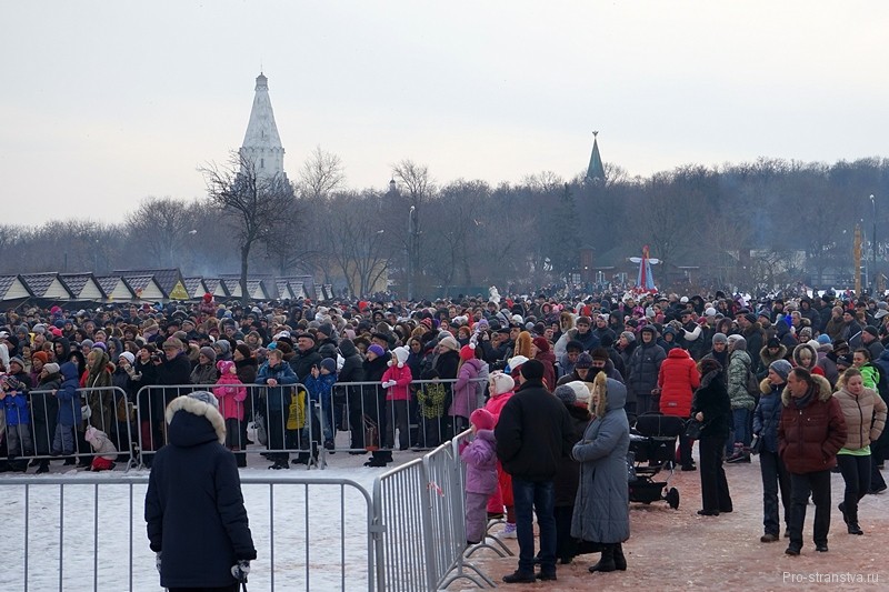 Народ перед сценой