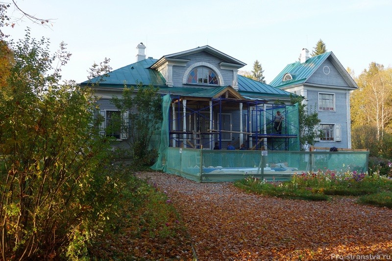 Вид на главный дом