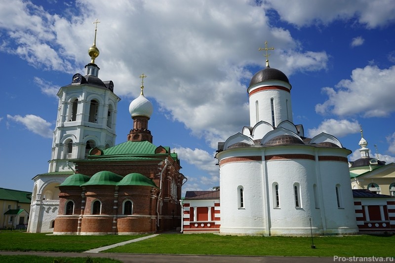 Центральная часть - монастырские храмы