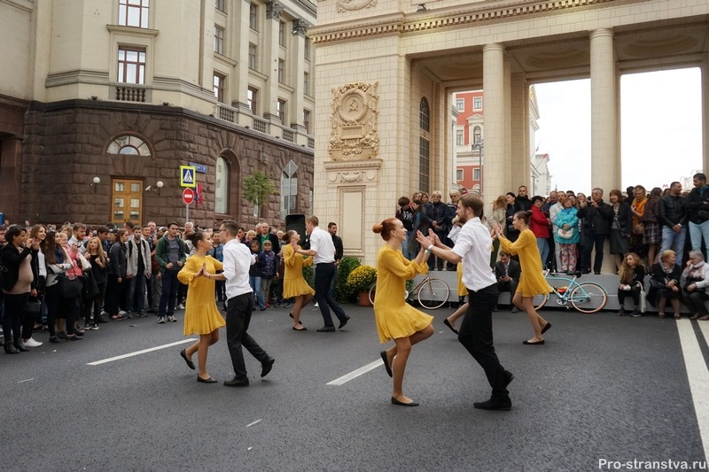 Танцуют все