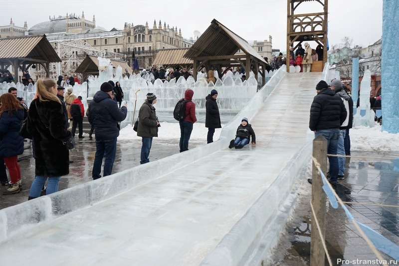Ледяная горка на Площади Революции