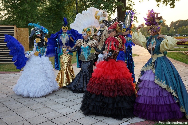 Мимы в костюмах